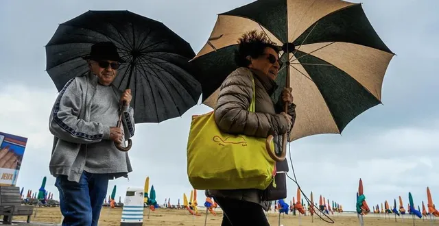 photo  les professionnels du tourisme n’ont pas pu pleinement profiter de ce début de saison en normandie. en cause notamment, la pluie et le vent, omniprésents.  &copy;  archives martin roche / ouest-france 