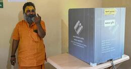 Info insolite  ?mahant haridas udaseen a voté mardi dans un isoloir spécialement installé pour lui. ? 