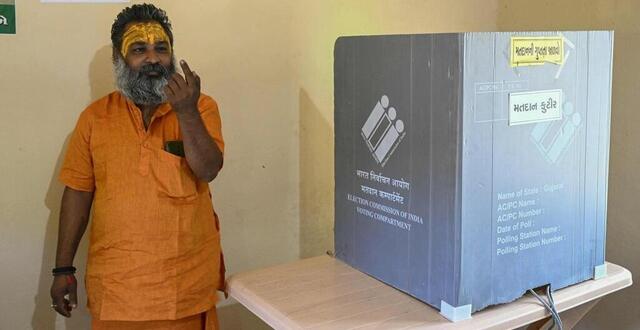 photo  ?mahant haridas udaseen a voté mardi dans un isoloir spécialement installé pour lui. ? 