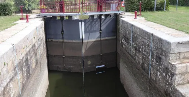 photo  trois personnes sont tombées à l’eau et ont été prises dans les tourbillons du barrage à segré-en-anjou bleu, mardi 7 mai.  &copy;  archives ouest-france 
