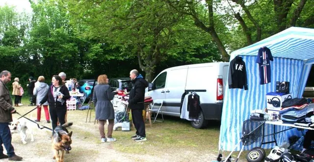 photo  certains visiteurs ont préféré sortir le chien, plutôt que chiner quelques rares objets.  &copy;  le maine libre 