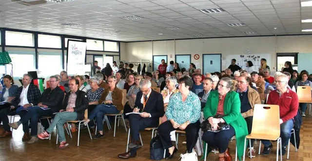 photo  l’assistance est très attentive aux chiffres annoncés par les dirigeants de la maison des projets.  &copy;  le maine libre 