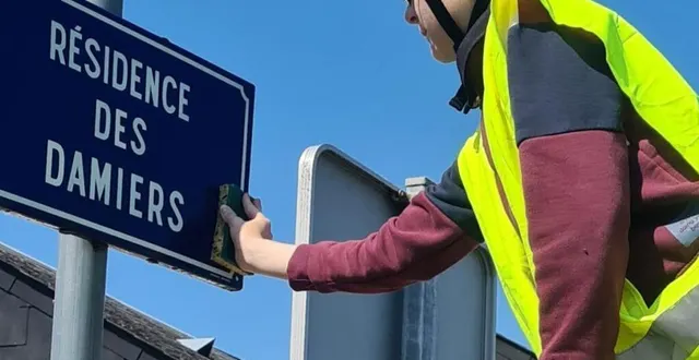 photo  tout le monde peut participer au nettoyage des panneaux, comme ici, lors de la journée citoyenne 2023.  &copy;  archives ouest-france 