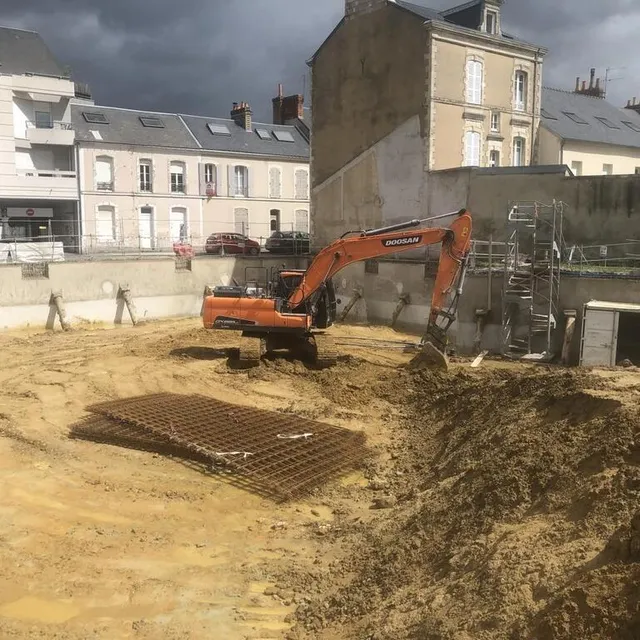 photo à l’angle de la rue nationale et de la rue de la fuie, les travaux ont lieu sur un terrain vague qui faisait office de parking.  ©  le maine libre