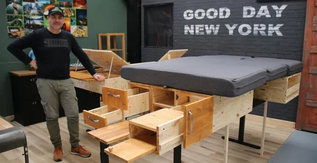 photo  dans son showroom, laurent inisan présente ses kits modulables.  &copy;  le maine libre 