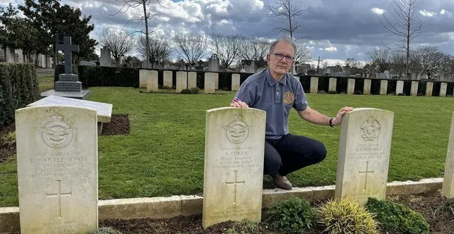 photo  jacky emery devant les tombes des aviateurs alliés.  &copy;  archives le maine libre 