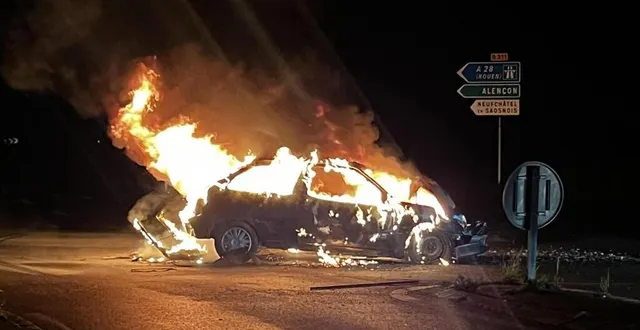 photo  la voiture de mathias buisson a pris feu après avoir été percutée par un fourgon, samedi 4 mai sur la route reliant neufchâtel-en-saosnois à mamers. une scène - sans gravité - digne d’un film d’action.  &copy;  mathias buisson 
