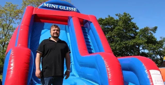 photo  zone de la monnerie à la flèche (sarthe), kévin mesme a enfin pu gonfler ses structures, dont un nouveau toboggan pour les plus jeunes, ce mercredi 8 mai 2024.  &copy;  ouest-france 