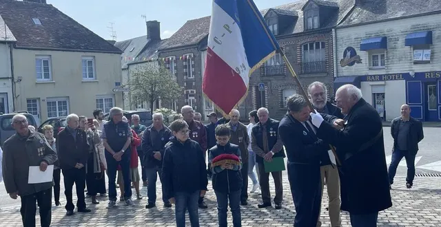 photo  mercredi 8 mai 2024, deux médailles ont été remises par le maire jean-marie gaudin et le conseiller départemental josé collado aux porte-drapeaux gérard bonhomme (à droite) et raymond bourdon (tout à gauche) à bellou-en-houlme (orne).  &copy;  ouest-france 