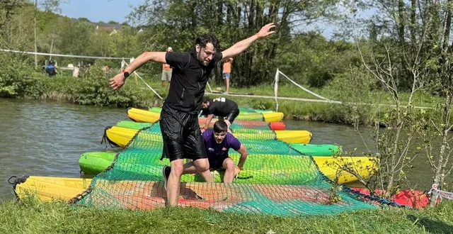 photo  le franchissement de l’étang de la croix-lamirault est l’un des passages compliqués de la mud d’ouche.  &copy;  ouest-france 