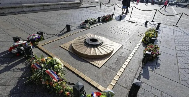 photo  ce mercredi 8 mai 2024, 34 jeunes ambassadeurs se sont retrouvés sous l’arc de triomphe pour prélever la flamme sur la tombe du soldat inconnu, avant de se lancer sur le périple de la voie de la liberté, qui les mènera jusqu’aux états-unis.  &copy;  archives ouest-france 