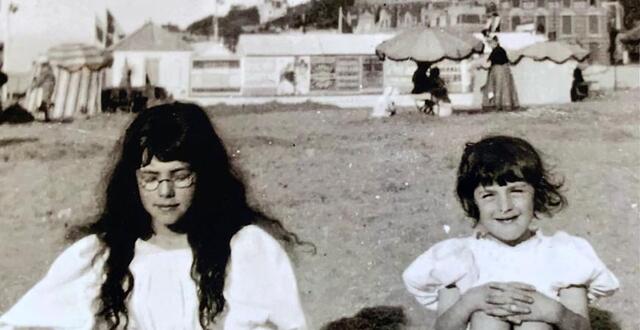 photo  nadia et lili boulanger, sur la plage de trouville, au début des années 1900. 