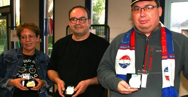 photo  les heureux récipiendaires arborent fièrement leur médaille qui est le fruit d’un vrai engagement professionnel.  &copy;  le maine libre 