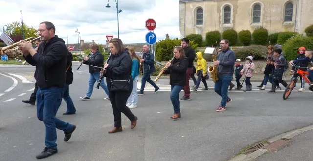 photo  l’harmonie de saint-vincent-des-prés accompagnait les jeunes pêcheurs jusqu’à l’étang.  &copy;  le maine libre 