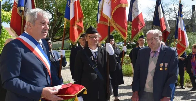photo  à la demande de louis vovard (à droite), marie-pierre calon (au centre) reçoit la médaille de porte-drapeau.  &copy;  le maine libre 