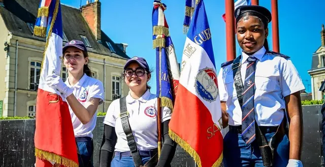 photo  ce mercredi 8 mai 2024, ariane, jasmine et lisa (de gauche à droite) ont été porte-drapeaux de la cérémonie organisée sur le parvis de la préfecture au mans.  &copy;  photo : le maine libre - yvon loue 