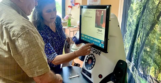 photo  depuis le début de l’année, les résidents de l’ehpad paul-chapron peuvent écouter de la musique et jouer à des jeux grâce à la borne mélo.  &copy;  le maine libre 