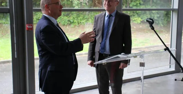 photo  emmanuel aubry, préfet (à gauche), a remis la médaille de la préfecture de la sarthe à olivier compain, sous-préfet.  &copy;  ouest-france 