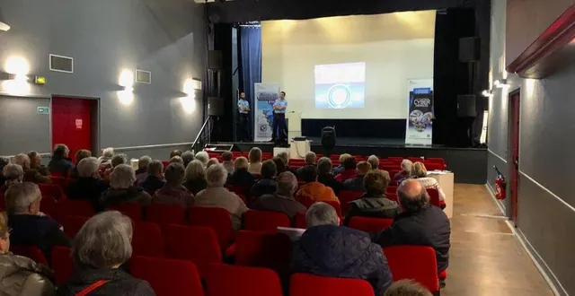 photo  des gendarmes ont mené une réunion de prévention avec une quarantaine de seniors au mêle-sur-sarthe.  &copy;  ouest france 