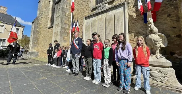 photo  des enfants des deux écoles de la commune entourant le maire, jean-françois zalesny, lors de la commémoration du 8-mai 1945, mercredi, à précigné.  &copy;  ouest-france 