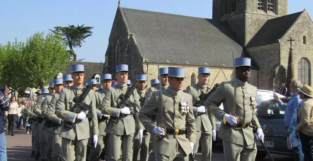 photo  les élèves de l’école nationale des sous officiers d’active ont défilé mercredi matin à sainte-mère-eglise.  &copy;  ouest-france 