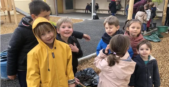 photo  des écoliers posent dans leur nouvelle cour de récréation.  &copy;  le maine libre 