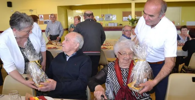 photo  la doyenne, lucette dorange 98 ans, et le doyen gustave riveron 93 ans, ont honoré de leur présence le repas des aînés.  &copy;  le maine libre 