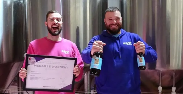 photo  théo veni et tom foucault sont fiers de la médaille d’argent obtenue au concours international de lyon pour leur bière bio mamy houblon, une ipa blanche.  &copy;  ouest-france 