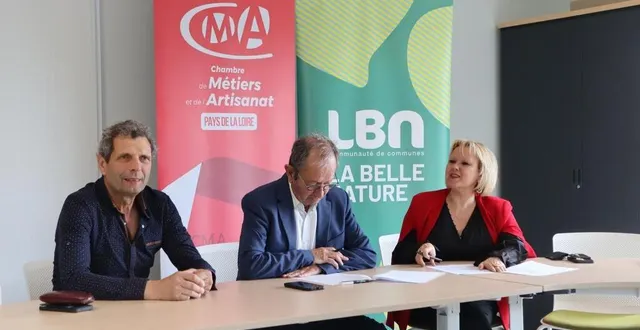 photo  jean-louis morice et daniel coudreuse ont paraphé la convention de partenariat qui lie lbn communauté à la chambre de métiers et de l’artisanat des pays de la loire, représentée par fabienne malhaire-boulanger, mardi 7 mai 2024.  &copy;  ouest-france 