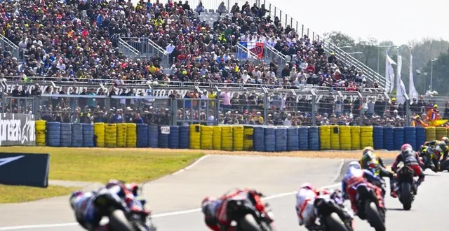 photo  grand prix de france motos 2023 - circuit bugatti du mans -  sprint race motogp  le public dans les tribunes assiste à la sprint race  photo vincent michel /  ouest-france  &copy;  vincent michel / ouest-france 
