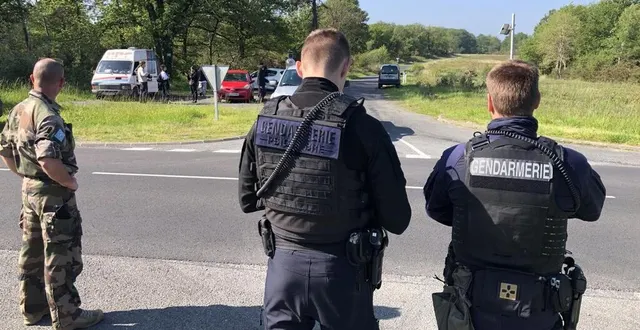 photo  les gendarmes sont mobilisés aux abords de la rave party depuis mercredi soir tard.  &copy;  co - yvan georget 