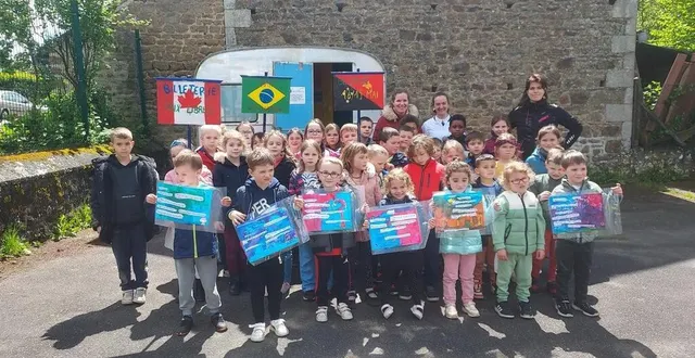 photo  les élèves ont travaillé à l’affiche d’utilisation des toilettes sèches ; en arrière-plan, la caravane transformée qu’ils ont utilisée en guise de toilettes.  &copy;  ouest-france 