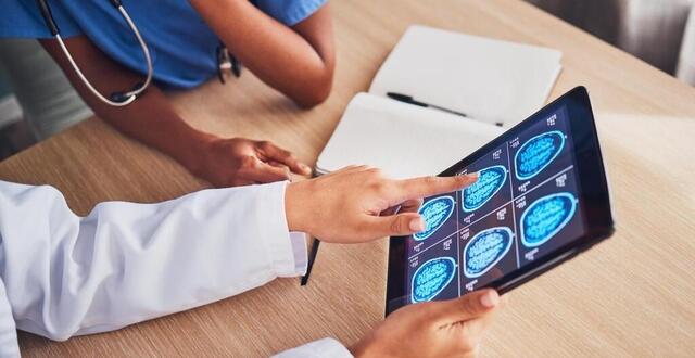 photo  des neurologues regardent des images de cerveau au scanner. photo d’illustration. 