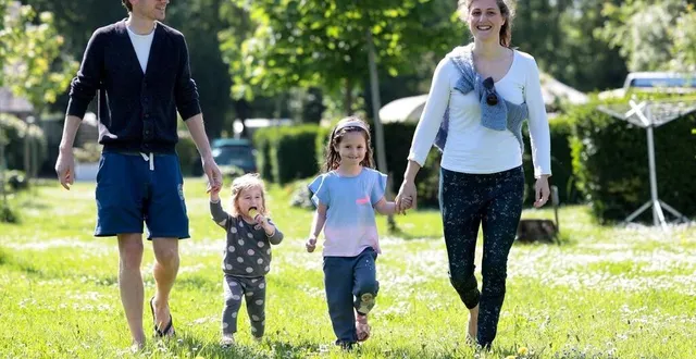 photo  venus des pays-bas pour une semaine au camping du port caroline à brain-sur-l’authion, maurits et emily ont apprécié avec leurs deux filles, cecile et suzie, la nature de l’anjou.  &copy;  co – régine lemarchand 