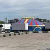 photo un petit cirque est sur le champ de foire d’argentan, ce week-end.