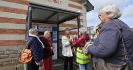 Info insolite  rendez-vous est donné à la gare de chalonnes-sur-loire dans le cadre de « roulons autrement », opération menée depuis 2018 pour initier les personnes âgées à prendre les transports en commun. 