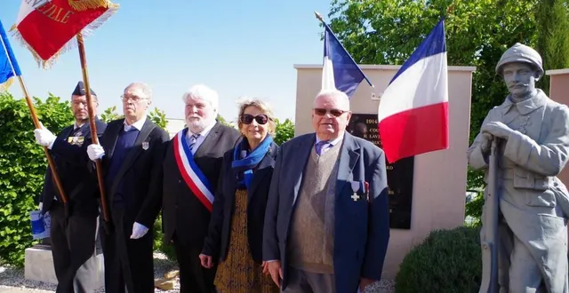 photo  patrice froger et michel viratelle ont reçu la médaille du mérite de porte-drapeau.  &copy;  le maine libre 