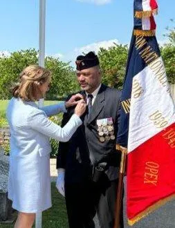 photo  la maire, véronique cantin, a remis l’insigne d’honneur du porte-drapeau à aromaiterai amaru.  &copy;  ouest-france 