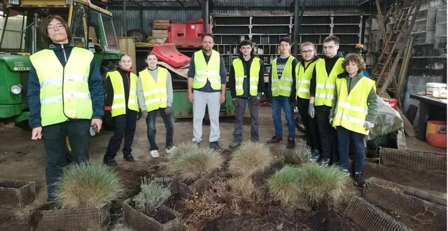 photo  huit jeunes ont fait des travaux de peinture et planté des fleurs qui embelliront le village cet été.  &copy;  le maine libre 