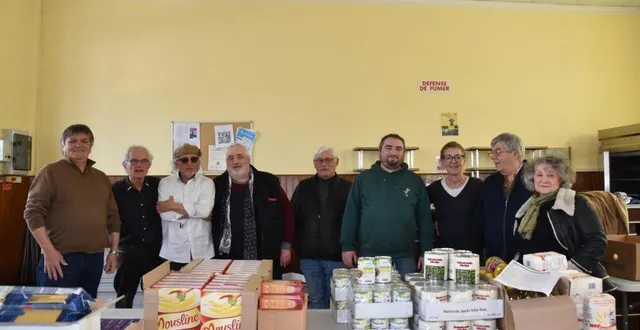 photo  l’équipe de bénévoles à coudrecieux avec le responsable du solidaribus et le directeur départemental.  &copy;  le maine libre 