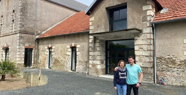 photo  ingrid et valentin dupont prêts à accueillir les premiers locataires dans le gîte qu’ils viennent d’aménager dans les bâtiments de l’ancienne ferme de la communauté de la providence, à la pommeraye.  &copy;  ouest-france 