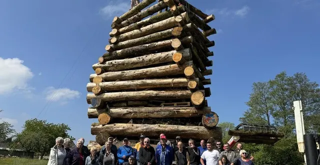 photo  les bénévoles du comité des fêtes ont terminé le montage du bûcher de radon, jeudi 9 mai 2024.  &copy;  ouest-france 