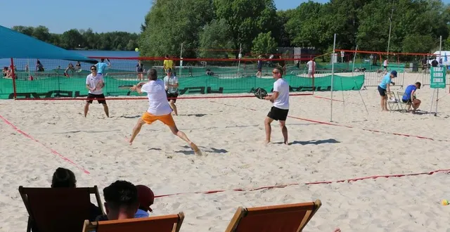 photo  les spectateurs ont prévu les transats, pour regarder les matchs confortablement… et à l’ombre !  &copy;  ouest-france 