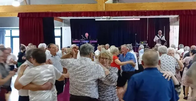 photo  260 danseurs de tuffé et des environs ont foulé le parquet de la salle polyvalente.  &copy;  maryse borée 
