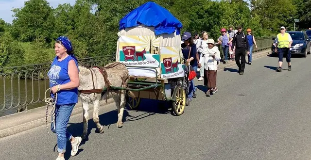 photo  la roulotte eucharistique a franchi le pont de noyen-sur-sarthe vendredi 10 mai 2024 avec pour objectif de se rendre à vion.  &copy;  ouest-france 