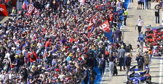 photo  les nombreuses animations gratuites ont trouvé leur public, comme ici la séance de dédicaces des pilotes du motogp.  &copy;  vincent michel / ouest-france 