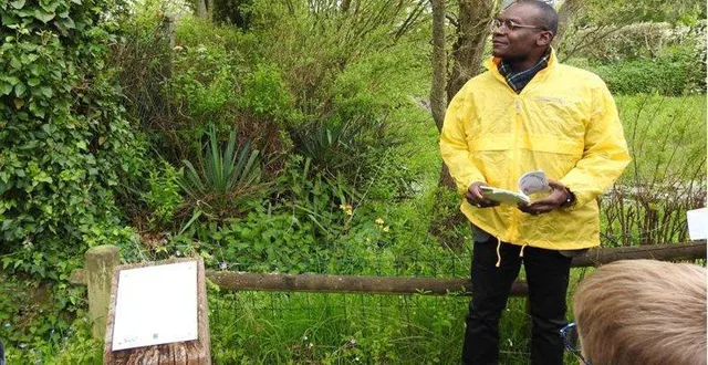 photo  roberson pierre, poète, lit son texte apposé sur une des bornes du chemin des poètes.  &copy;  printemps de durcet 