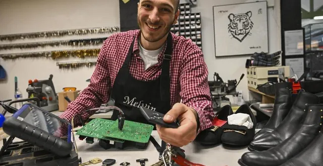 photo  melvin, patron de la cordonnerie guy, vient de racheter le magasin de chaussures aux pieds douillets, rue des maillets au mans.  &copy;   photo : le maine libre – denis lambert 