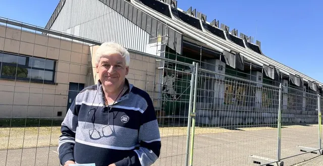 photo  le maire de champagné (sarthe), patrick desmazières, devant le gymnase jean-rondeau. les travaux de rénovation vont commencer lundi 13 mai 2024.  &copy;  ouest-france 