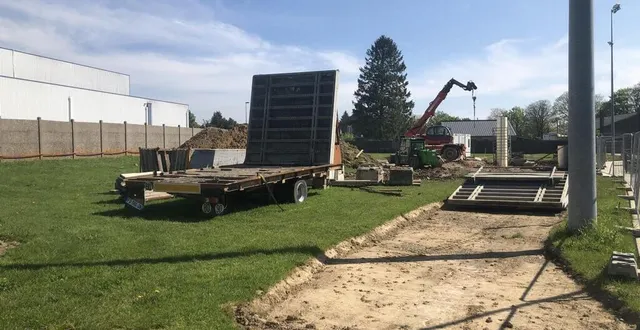 photo  la tribune du terrain synthétique du fc flers devrait être inaugurée en début de saison prochaine.  &copy;  ouest-france 